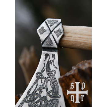 Mammen kirvis su raižiniais