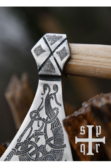 Mammen kirvis su raižiniais