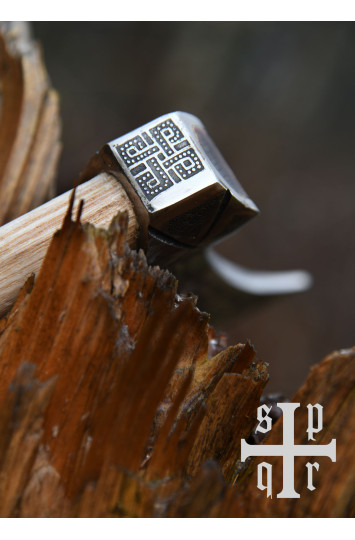 Mammen kirvis su raižiniais