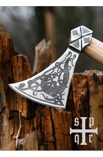 Mammen kirvis su raižiniais