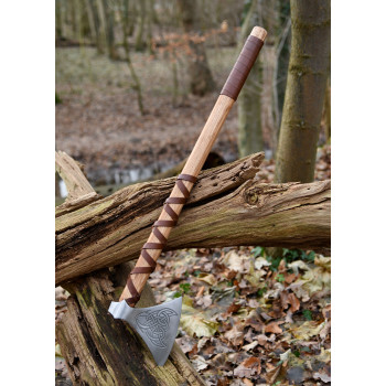 Vikingų kirvis tipas M