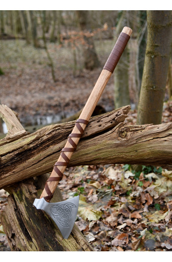 Vikingų kirvis tipas M