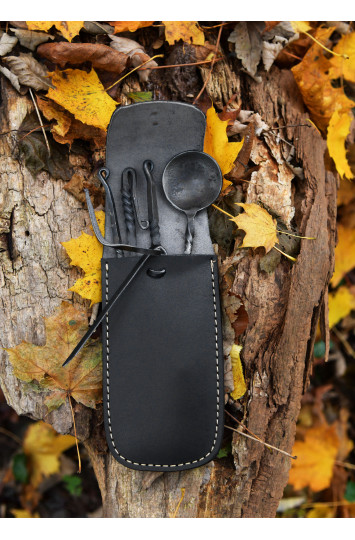 Rankomis kalti stalo įrankių rinkinys su odiniu dėklu