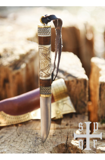 Mažas vikingų peilis, anglinio plieno geležtė, medinė/kaulinė rankena su Torslundos motyvu
