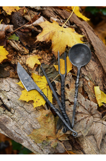 Rankomis kalti stalo įrankių rinkinys su odiniu dėklu