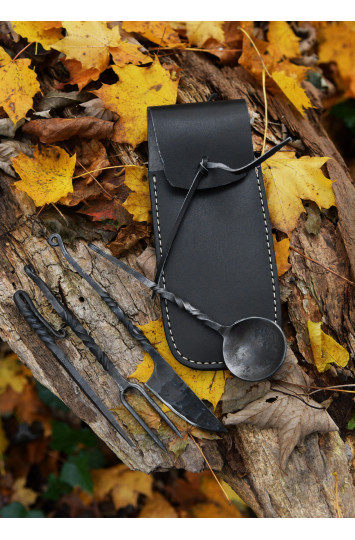 Rankomis kalti stalo įrankių rinkinys su odiniu dėklu