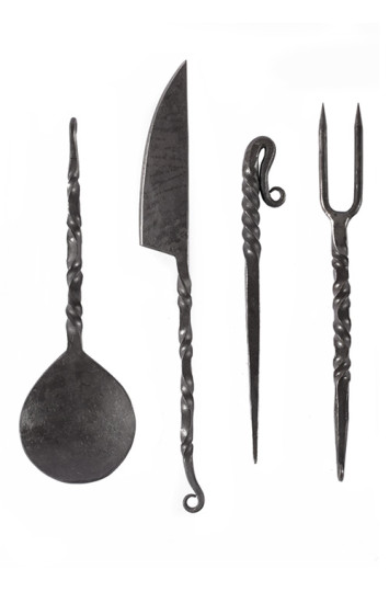 Rankomis kalti stalo įrankių rinkinys su odiniu dėklu