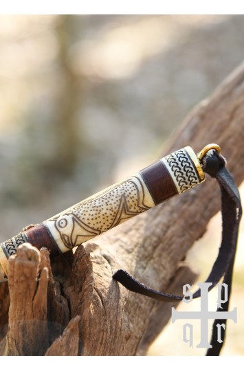 Mažas vikingų peilis, anglinio plieno geležtė, medinė/kaulinė rankena su Torslundos motyvu