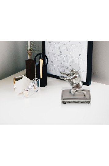 Riterio figūrėlė - laiškų atidarytuvo-rašiklio laikiklis, klūpantis viduramžių riteris