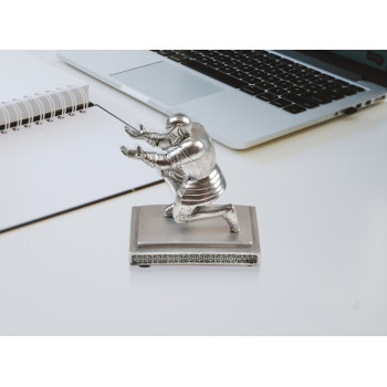 Riterio figūrėlė - laiškų atidarytuvo-rašiklio laikiklis, klūpantis viduramžių riteris