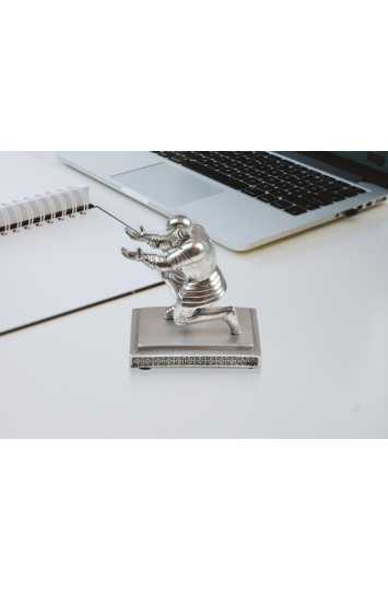 Riterio figūrėlė - laiškų atidarytuvo-rašiklio laikiklis, klūpantis viduramžių riteris