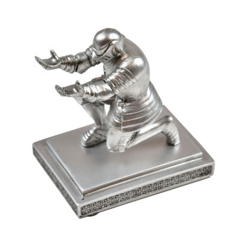 Riterio figūrėlė - laiškų atidarytuvo-rašiklio laikiklis, klūpantis viduramžių riteris